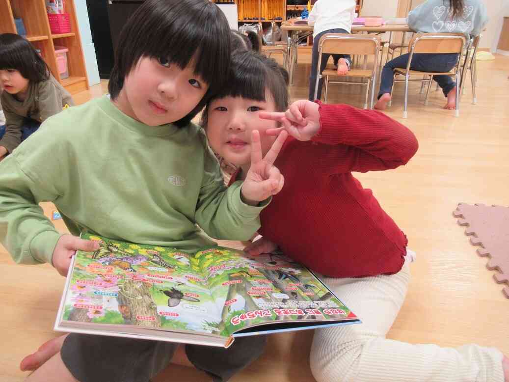 知らない花や植物は図鑑で調べています！