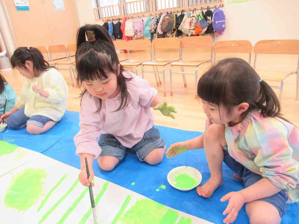 お友達と協力して、ぬりぬり、ぺたぺた。
