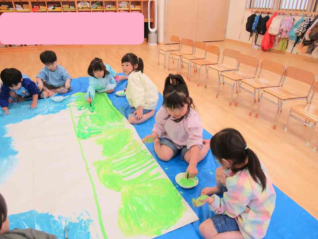 絵の具で大きな桜を描いたよ！
