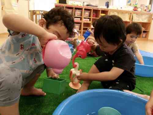 水遊び楽しいね!(1.2歳児)