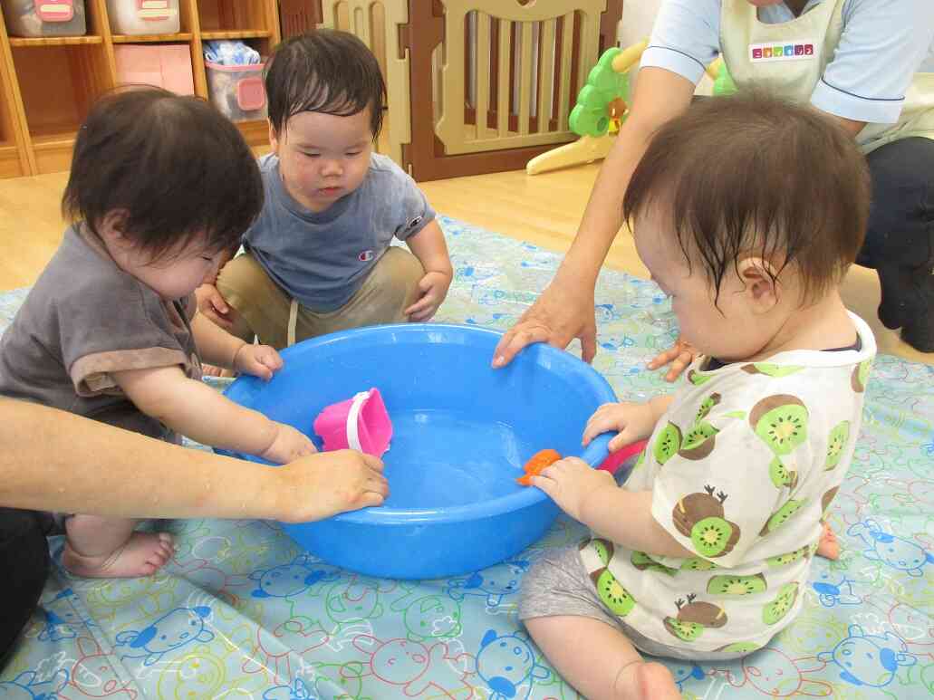 初めてのお水遊びをしました♪(0歳児クラス)