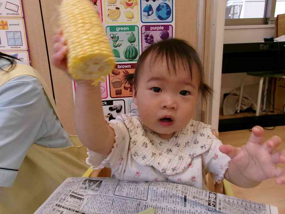 0歳児さんの皮むきの様子♬