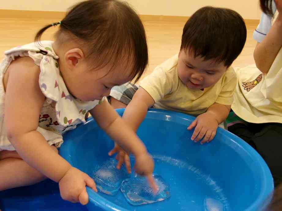 氷遊びをしました！（乳児クラス）