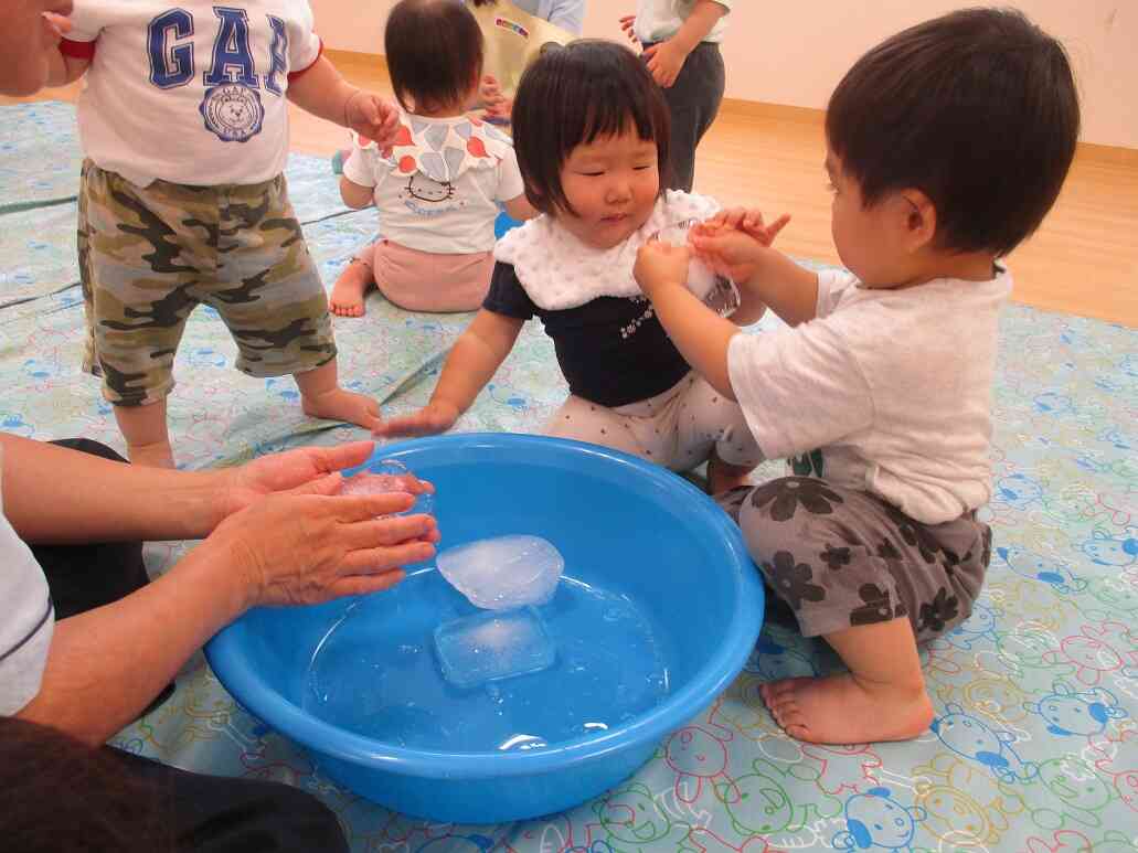 お友達に氷をプレゼント♪