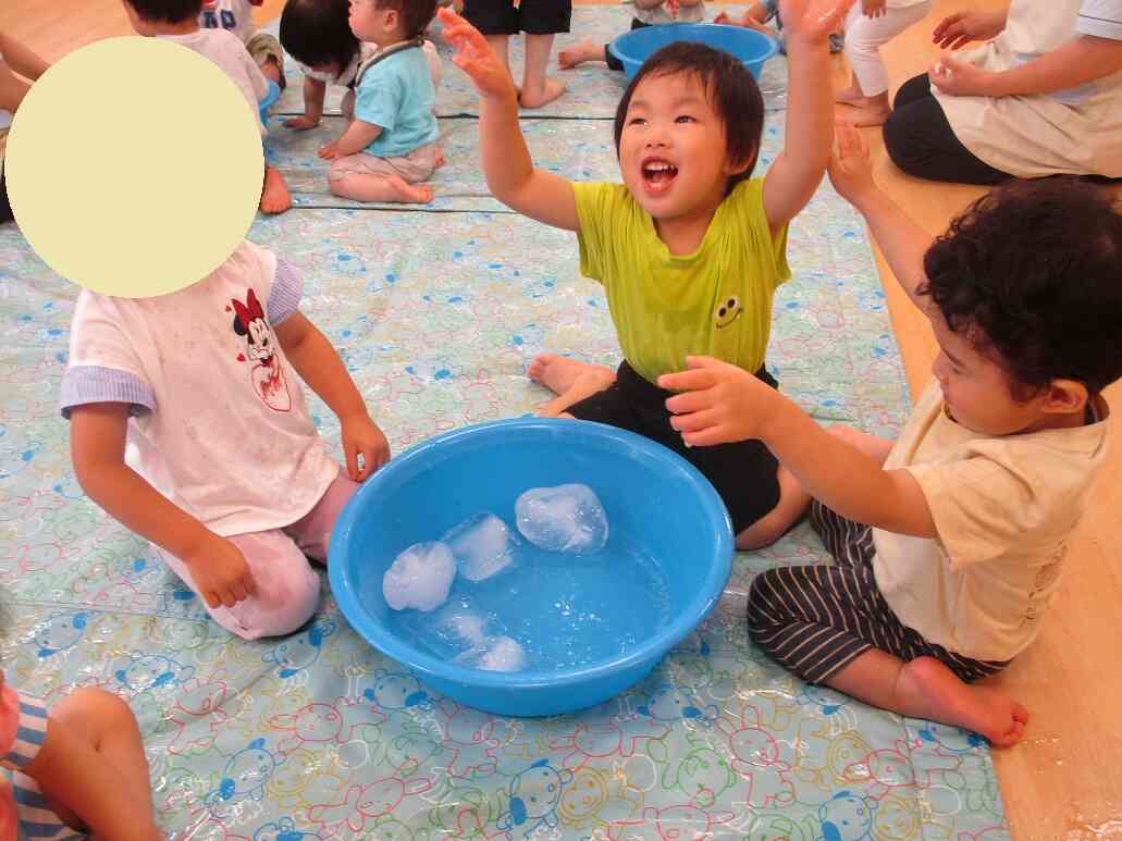 冷たくて気持ちいい氷遊び♪