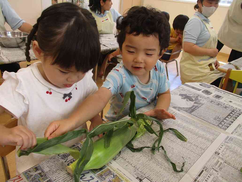 1、2歳児の皮むきの様子