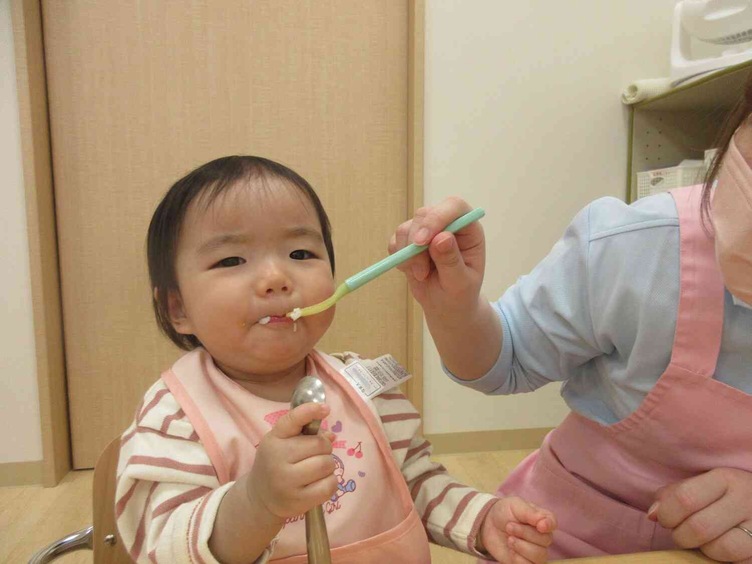 離乳食上手にもぐもぐ♪