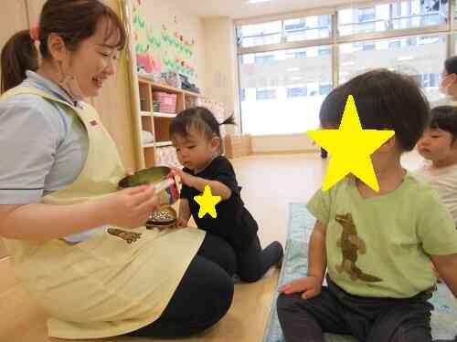 英語でかかれたお名前名札をつけていくよ♪