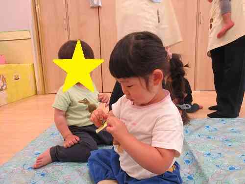 クリップ式の名札。自分でつけてみようと頑張っています！