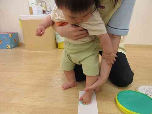 0歳児さんは足型をとりました！