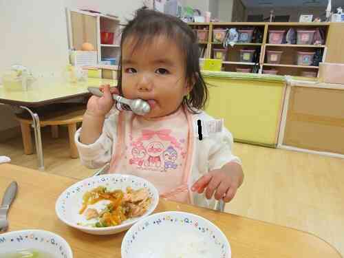 0歳児クラスさんも自分で上手に食べることができています♪