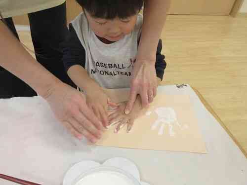 1歳児さんクラスは白い手形をとったよ～