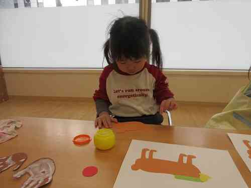 2歳児さんクラスはのりを使って飾りをはっていくよ～