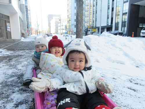 雪遊び♪みんなでそりにのってレッツゴー！