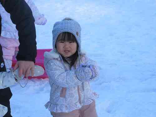 雪玉をつくって！