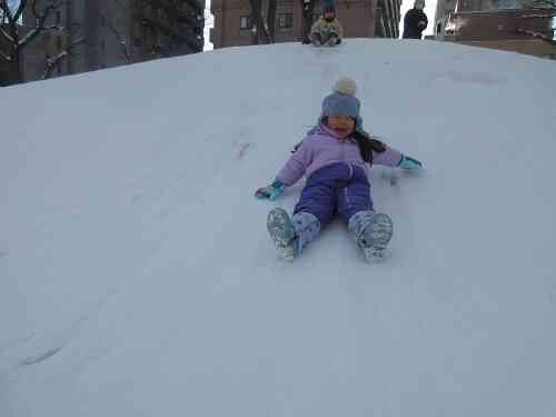 お山をすべってま～す♪