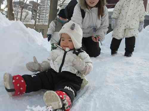 近くの公園で雪遊び！