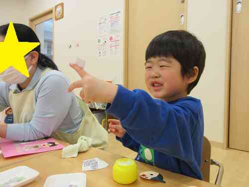 1歳児さん、のりを使って好きな飾りに♪