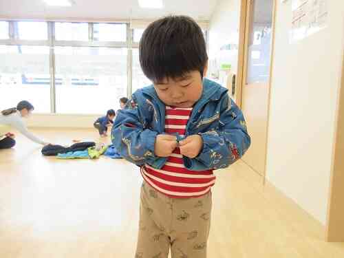 うさぎ組（２歳児）さんはチャックまで自分でできます☆