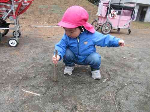 木の棒でお絵描き☆