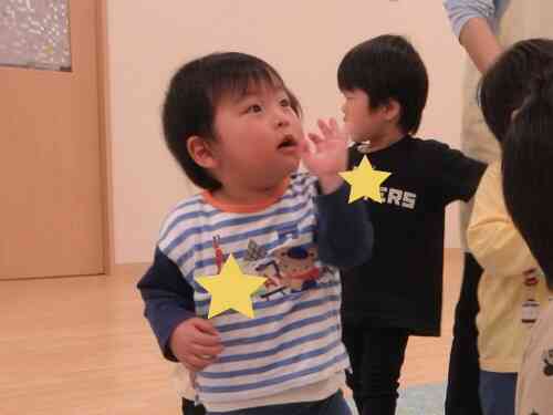 手を振る振り付けが上手です♪