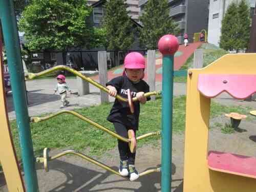 お外でも室内でも身体を動かして遊んでいます♪