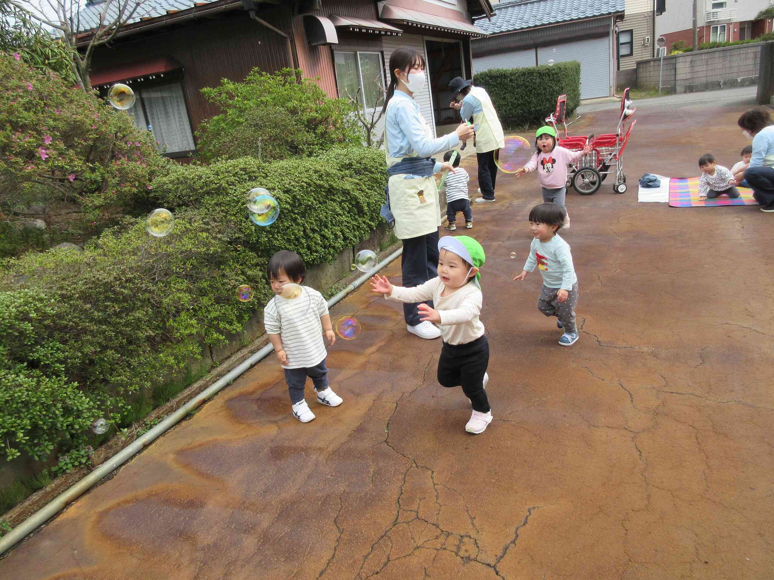 園舎裏で遊んだよ♪