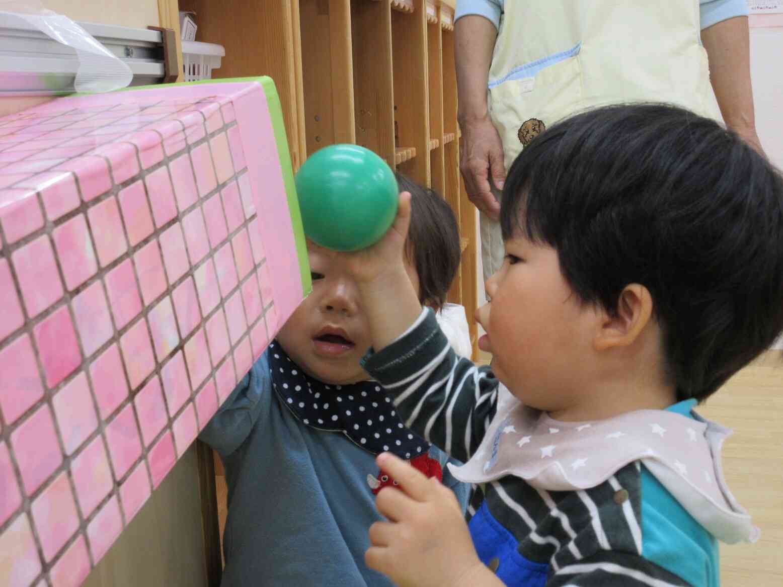 「コロコロ～♪あっちに落ちた！」