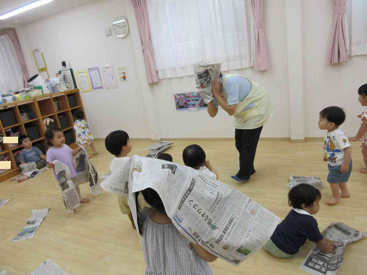 新聞紙おばけがきたぞ～！