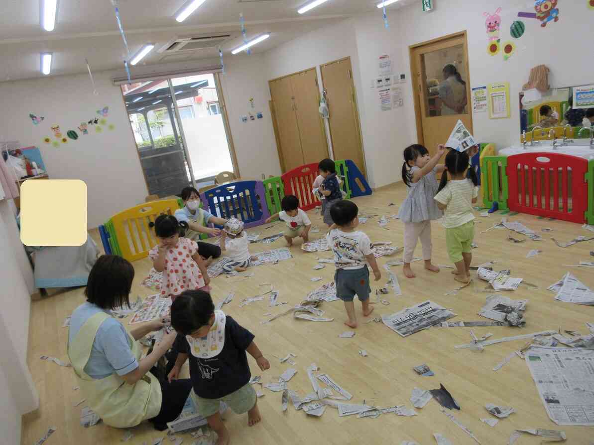 新聞紙遊びをしたよ