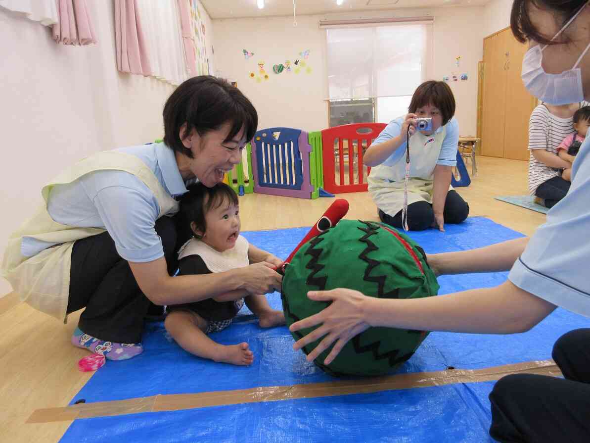 私よりも大きいスイカ！ちょっとびっくり！