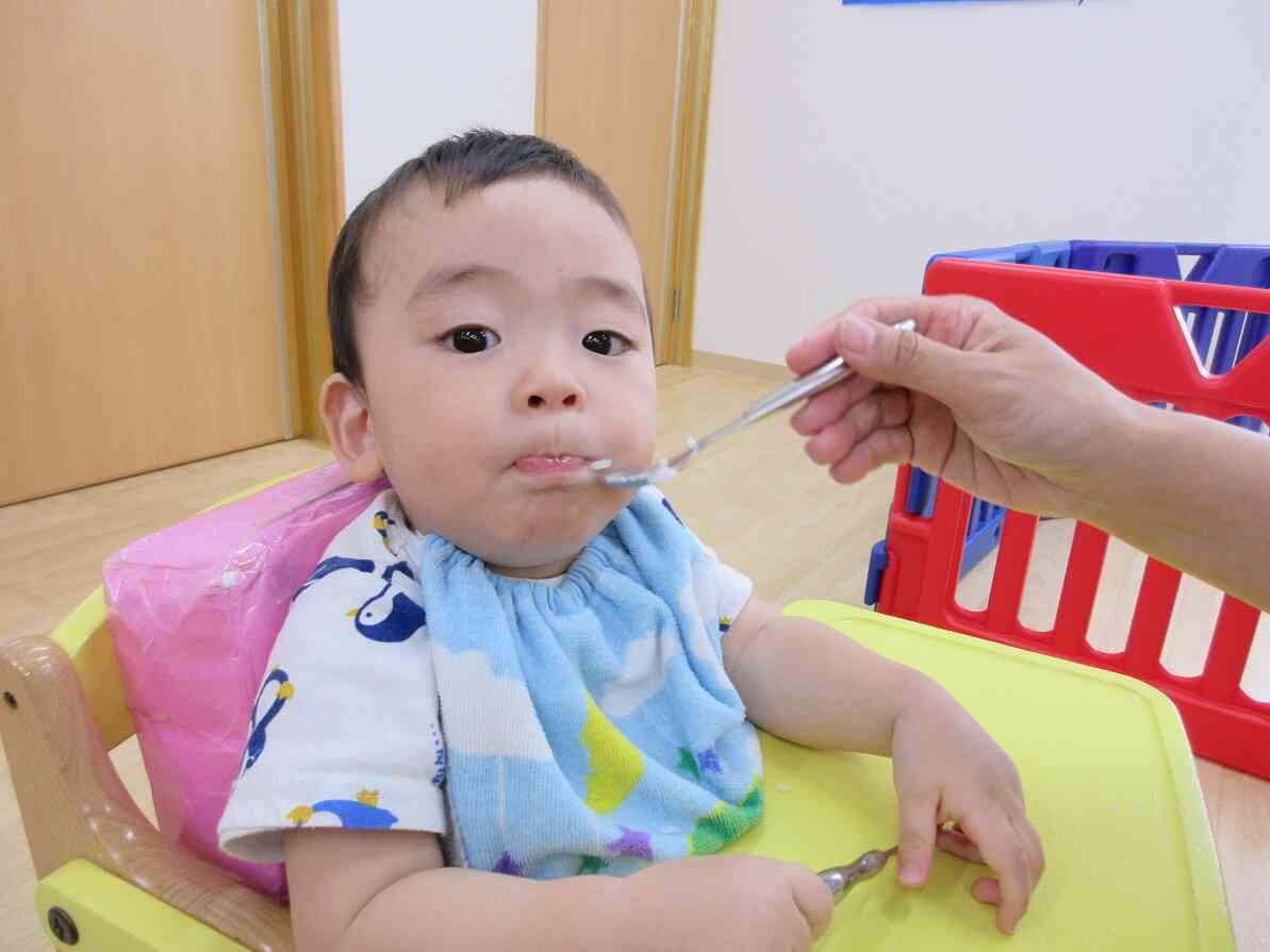 美味しい給食うれしいな♪(ひよこ組~0歳児~)