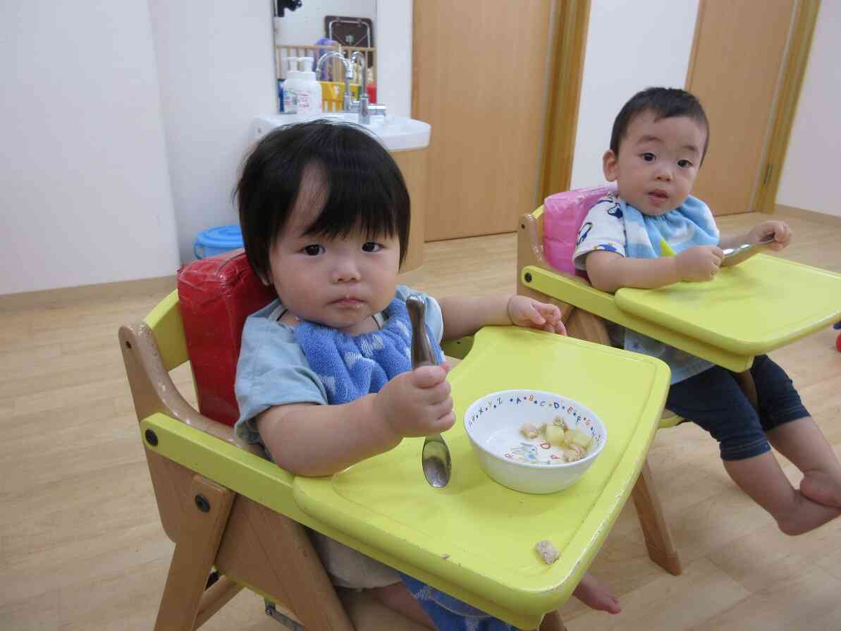 自分でスプーンを持って食べる練習をしているよ！