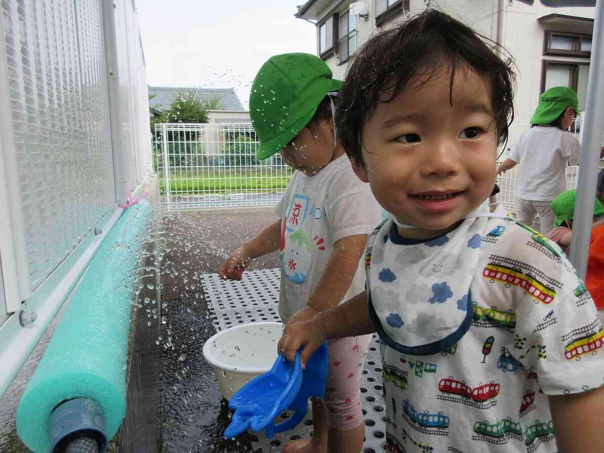 水遊び楽しいな！（１，２歳児～あひる組、うさぎ組～）