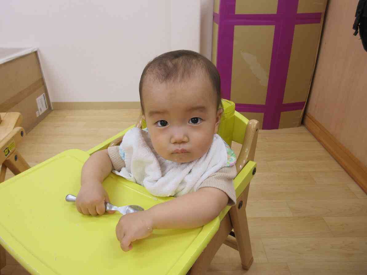 給食のお歌をみんなで歌っています。リズムに合わせて身体を揺らしたりしています♪