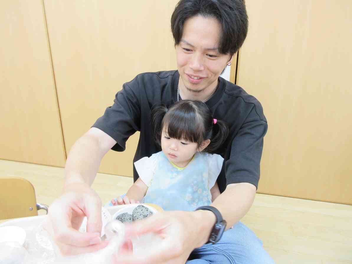 袋におにぎりを入れて、フリフリするよ!