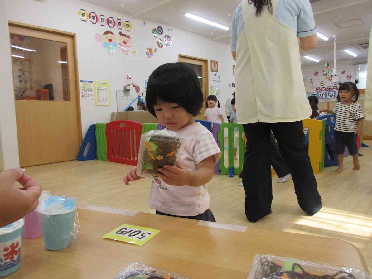 お店では、かき氷と焼きそば屋さんがあったよ!