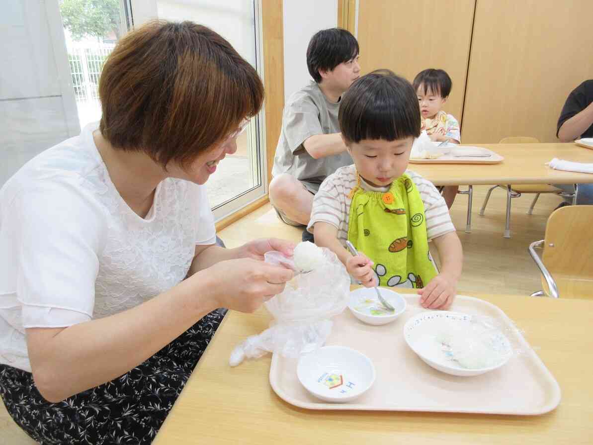 美味しくて夢中になって食べていますね♪