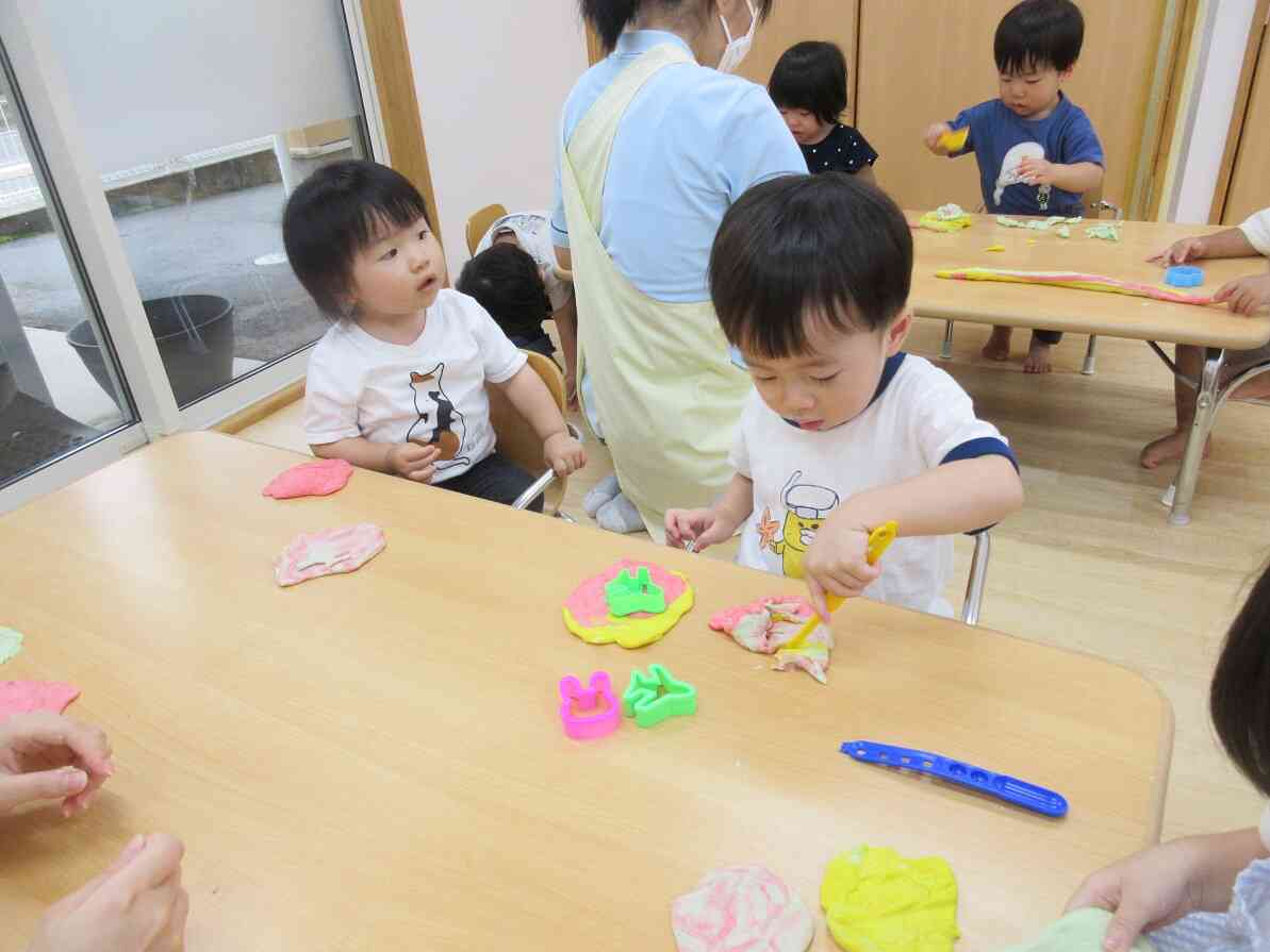 つついたら、穴が開いたぞ!