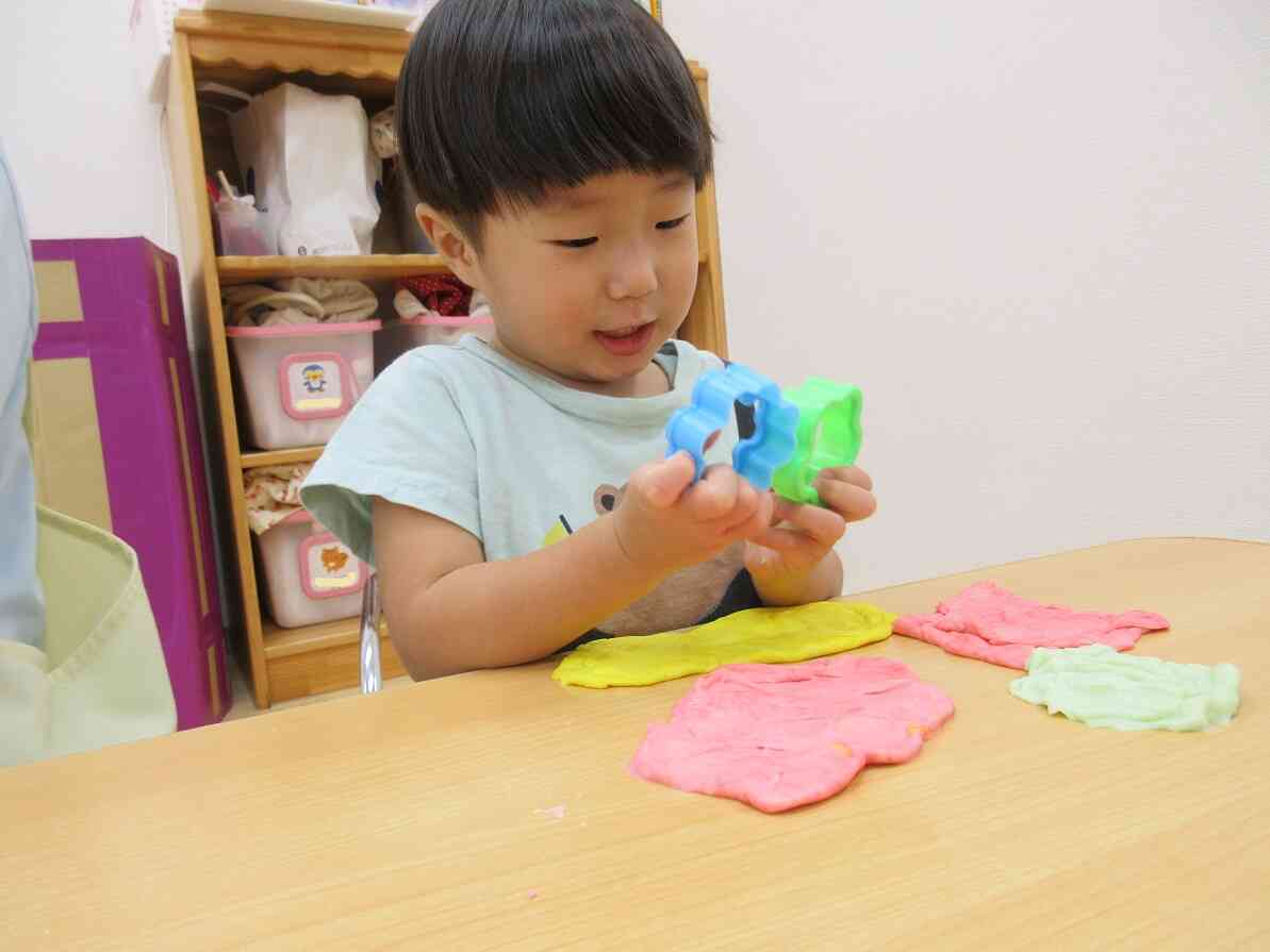きれいな色の小麦粉粘土で遊んだよ