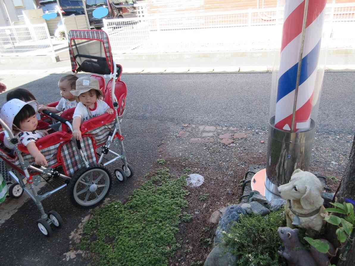 近所の床屋さんのサインポールを見てきたよ