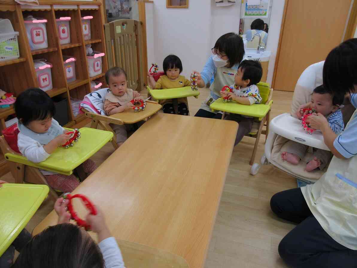 みんなでフリフリ♪鈴も鳴らしてみたよ