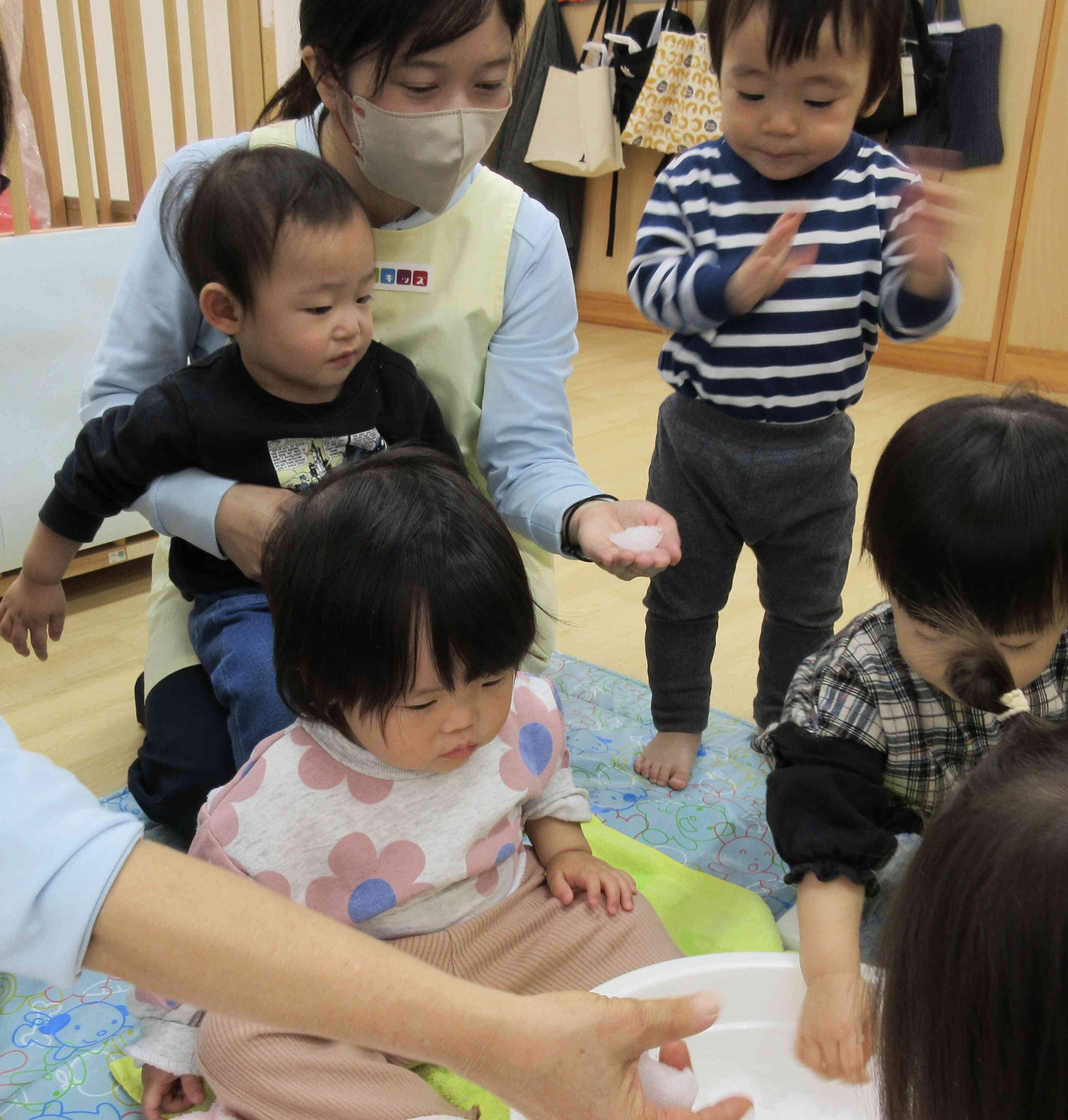 雪遊びをしたよ！（0歳児〜ひよこ組〜）