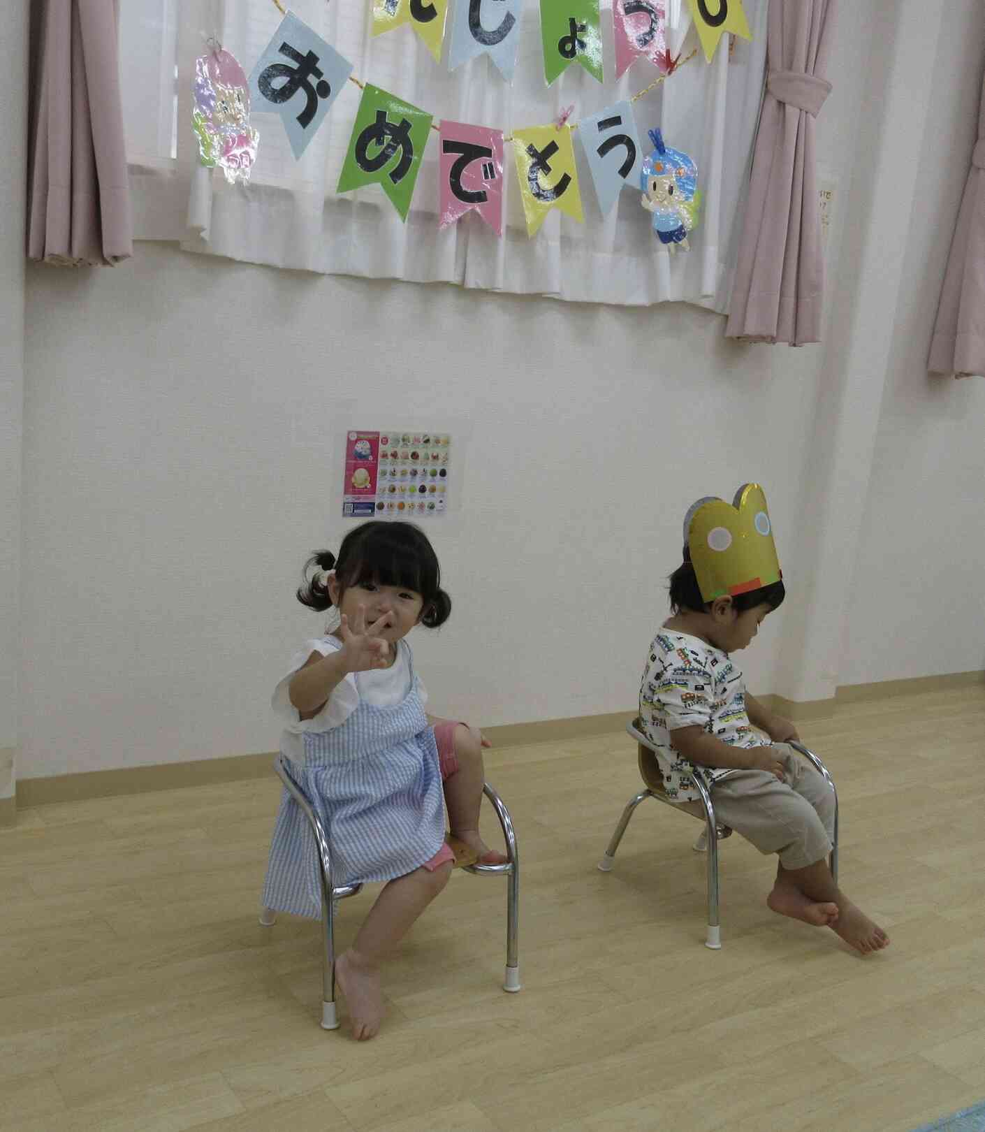 カメラに向かってピース！