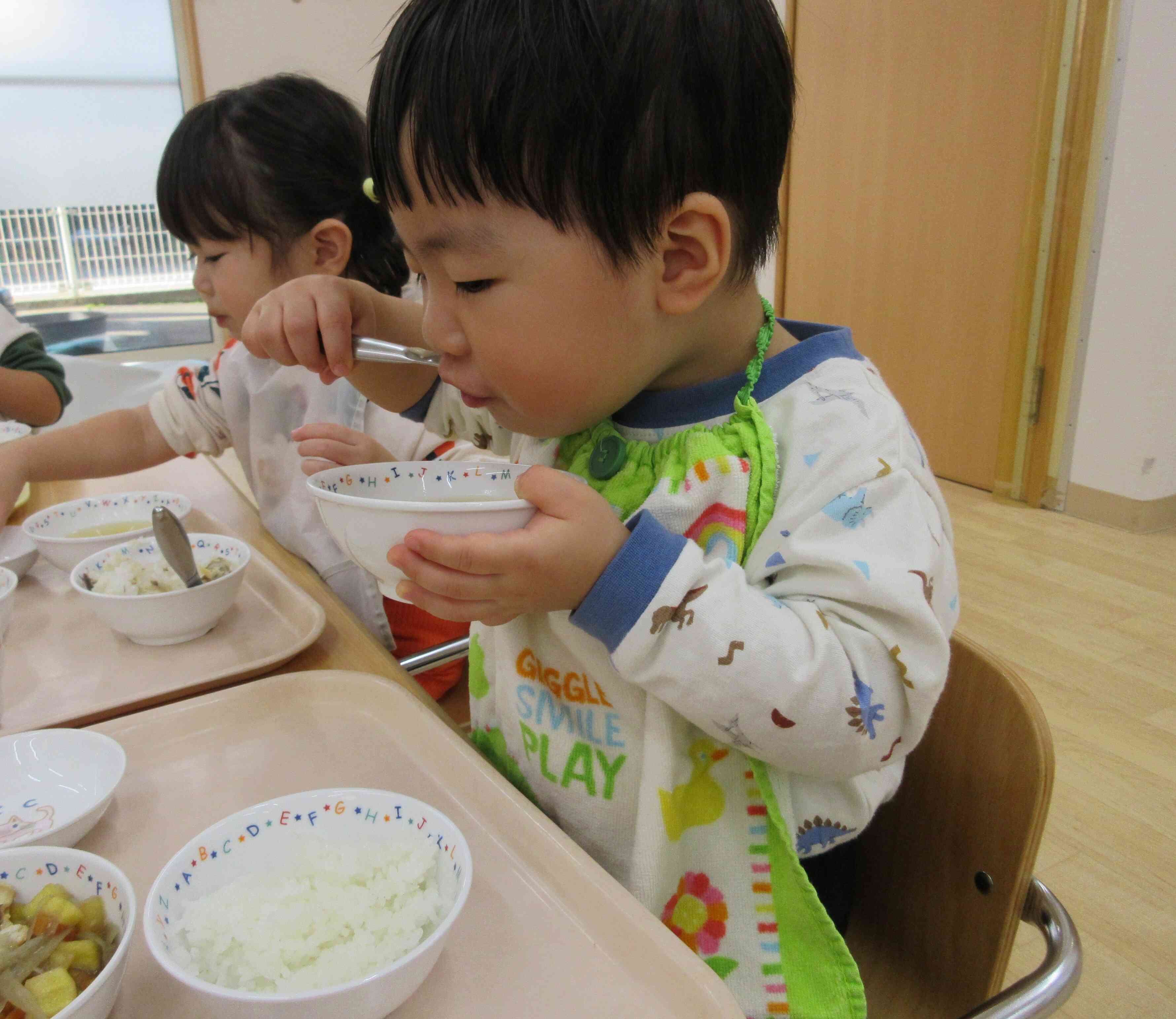 きのこに触れた後は給食タイム！