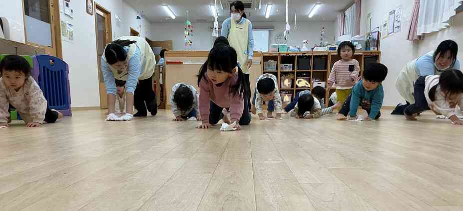 仕上げはみんなで床の雑巾がけレース！