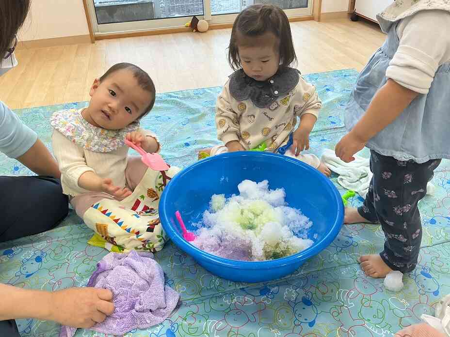 雪遊びをしたよ！②（ひよこ組☆0歳児）