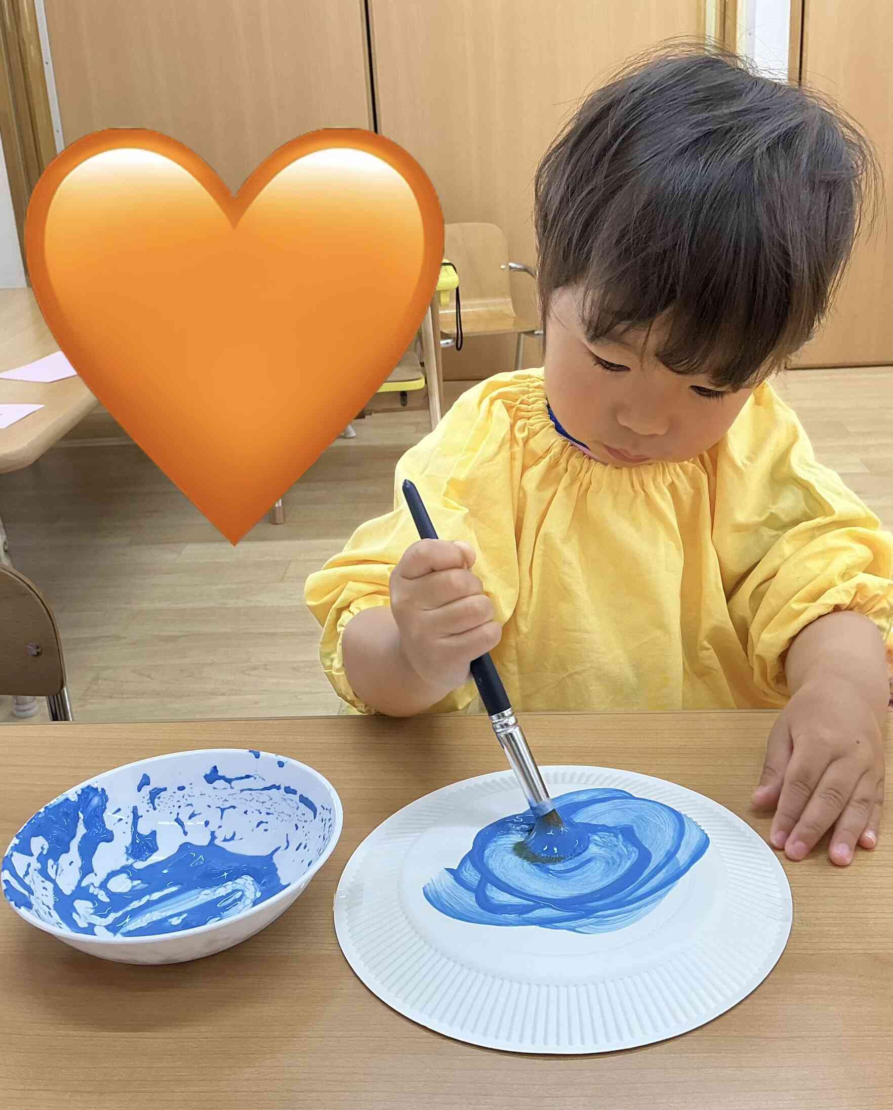 絵の具をぬりぬり。何ができるかな？