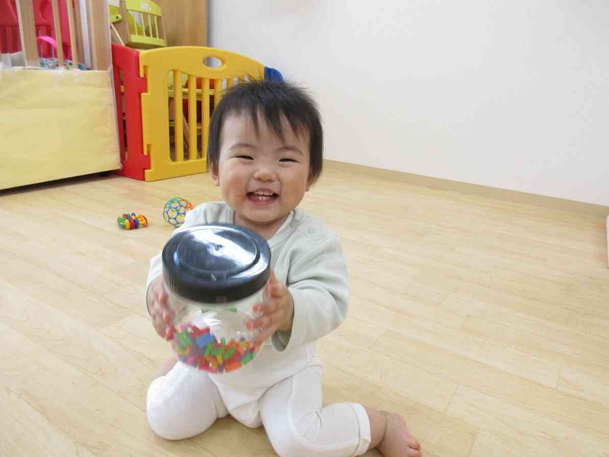 0歳児のお部屋遊びの様子