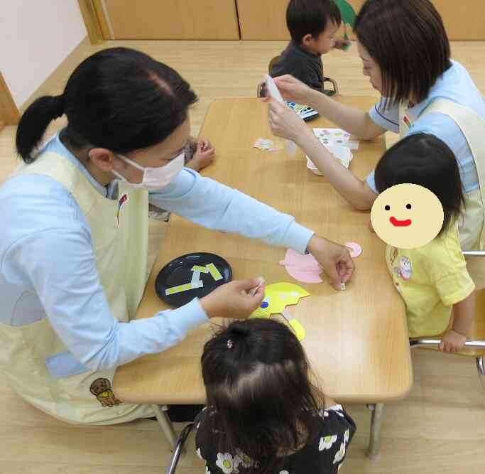 私たちもシール貼りに挑戦したよ！（1歳児★あひる組）